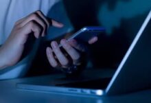 “متلازمة الرأس المتدلي”.. شاب ياباني ينحني للأبد بسبب كثرة استخدام الهاتف