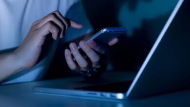“متلازمة الرأس المتدلي”.. شاب ياباني ينحني للأبد بسبب كثرة استخدام الهاتف