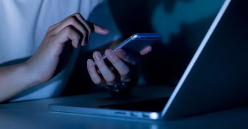 “متلازمة الرأس المتدلي”.. شاب ياباني ينحني للأبد بسبب كثرة استخدام الهاتف