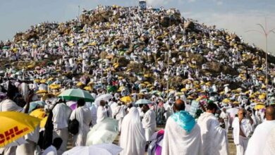 حجاج بيت الله يفدون إلى عرفة لأداء ركن الحج الأعظم