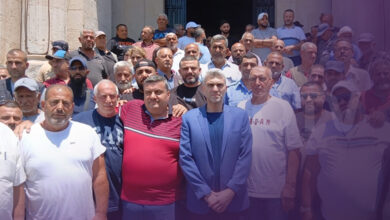 وقفة احتجاجية أمام بلدية طرابلس دعمًا لحقوق العمال والموظفين