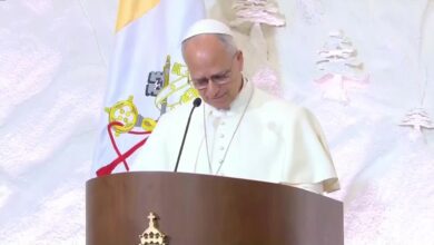 البابا لاوون من بعبدا: اللبنانيون ﺷﻌﺐ ﻻ ﯾﺴﺘﺴﻠﻢ ﺑﻞ ﯾﻘﻒ أﻣﺎم اﻟﺼﻌﺎب وﯾﻌﺮف داﺋﻤًﺎ أن ﯾُﻮﻟﺪ ﻣﻦ ﺟﺪﯾﺪ ﺑﺸﺠﺎﻋﺔ