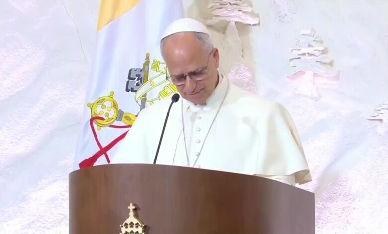 البابا لاوون من بعبدا: اللبنانيون ﺷﻌﺐ ﻻ ﯾﺴﺘﺴﻠﻢ ﺑﻞ ﯾﻘﻒ أﻣﺎم اﻟﺼﻌﺎب وﯾﻌﺮف داﺋﻤًﺎ أن ﯾُﻮﻟﺪ ﻣﻦ ﺟﺪﯾﺪ ﺑﺸﺠﺎﻋﺔ