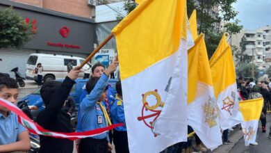 بالفيديو والصور …الآلاف من كشّافة المهدي (عج) يصطفّون على طريق المطار ترحيبًا بقداسة البابا لاوون الرابع عشر