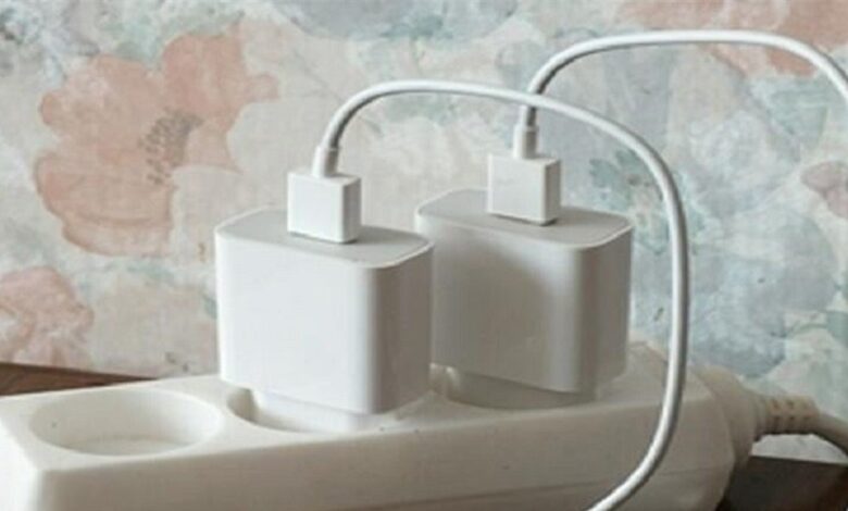 تحذير من ترك شواحن الأجهزة موصولة بالكهرباء طوال الوقت