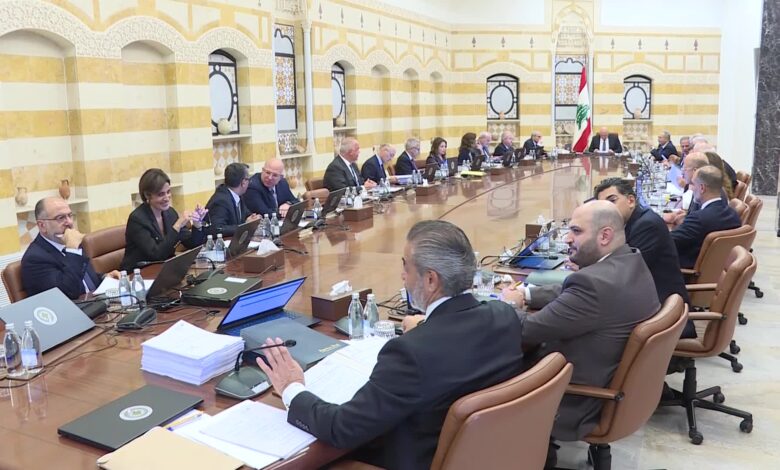 جلسة الحكومة.. اقتراح بتجميد تطبيق خطة حصر السلاح واقرار تصويت المغتربين لـ 128 نائباً