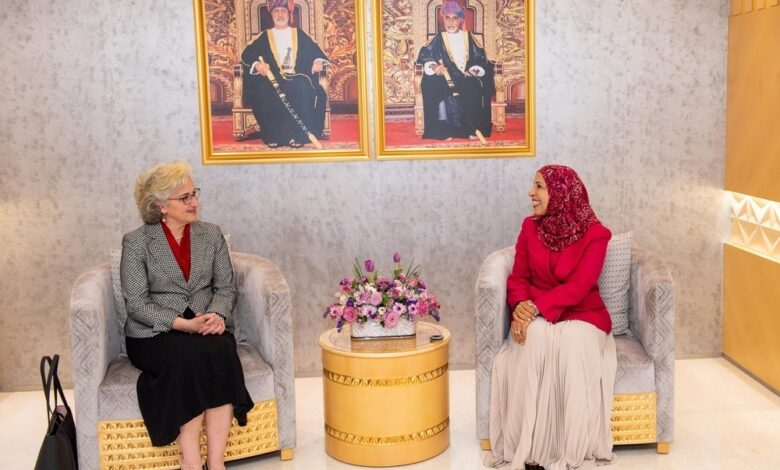 وزيرة التربية اللبنانية في سلطنة عمان لتعزيز التعاون التربوي