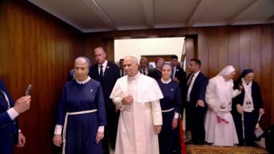 البابا يتلو صلاة صامتة في مرفأ بيروت ويزور مستشفى راهبات دير الصليب في اليوم الثالث لزيارته إلى لبنان