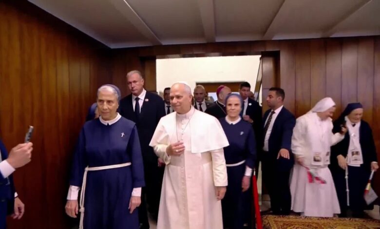 البابا يتلو صلاة صامتة في مرفأ بيروت ويزور مستشفى راهبات دير الصليب في اليوم الثالث لزيارته إلى لبنان