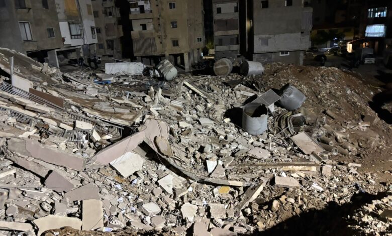 انهيار المبنى المتضرر في حارة حريك بعد انتهاء عمليات الاطفاء ولا اصابات