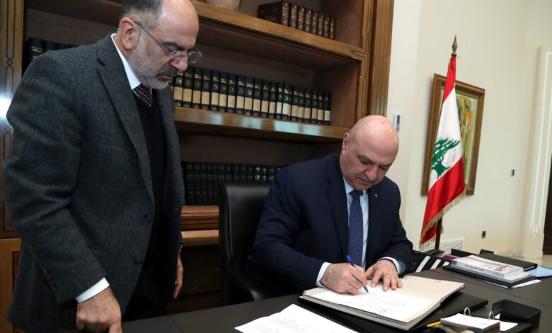 توقيع مراسيم ترقية ضباط في الأسلاك العسكرية والأمنية