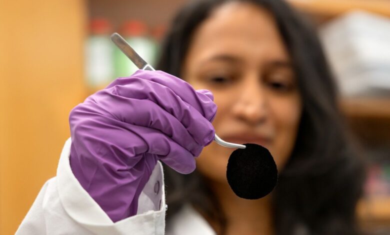 كأنك تنظر إلى “ثقب أسود”.. قماش قد يكون أكثر مادة فائقة السواد على الإطلاق