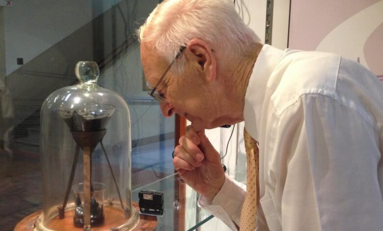 أطول تجربة علمية في العالم مستمرة منذ حوال 100 عام