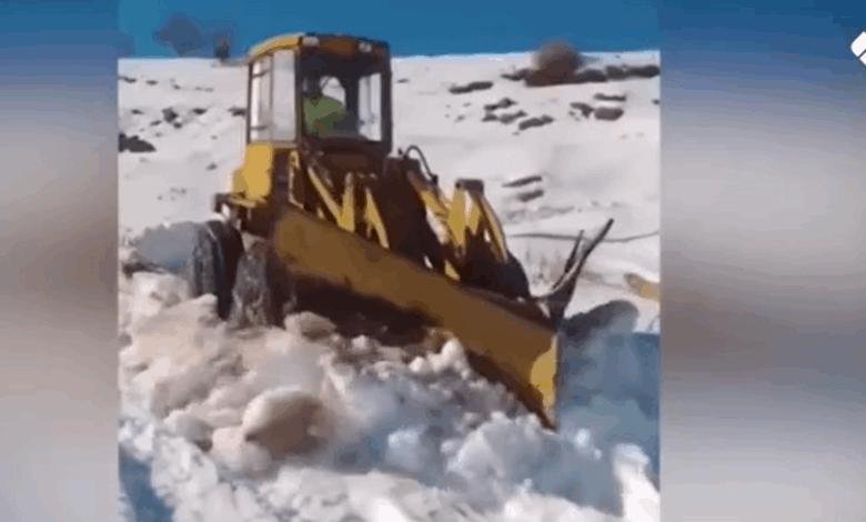 إعادة فتح طريق القموعة الهرمل بعد تراكم الثلوج الكثيفة