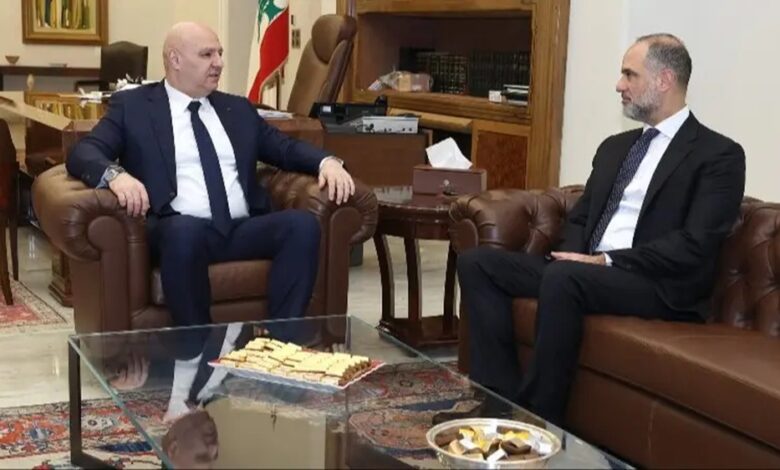 روبوت أصغر من حبة ملح يفكر ويتخذ ردود أفعال