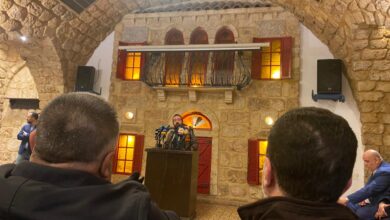 الصحافي علّيق خلال وقفة تضامنية معه على طريق المطار: السلطة مُمثلة برئيس الجمهورية ورئيس الحكومة لا تقوم بواجبها في حماية اللبنانيين