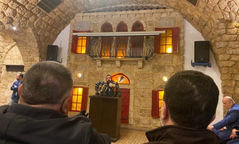 الصحافي علّيق خلال وقفة تضامنية معه على طريق المطار: السلطة مُمثلة برئيس الجمهورية ورئيس الحكومة لا تقوم بواجبها في حماية اللبنانيين