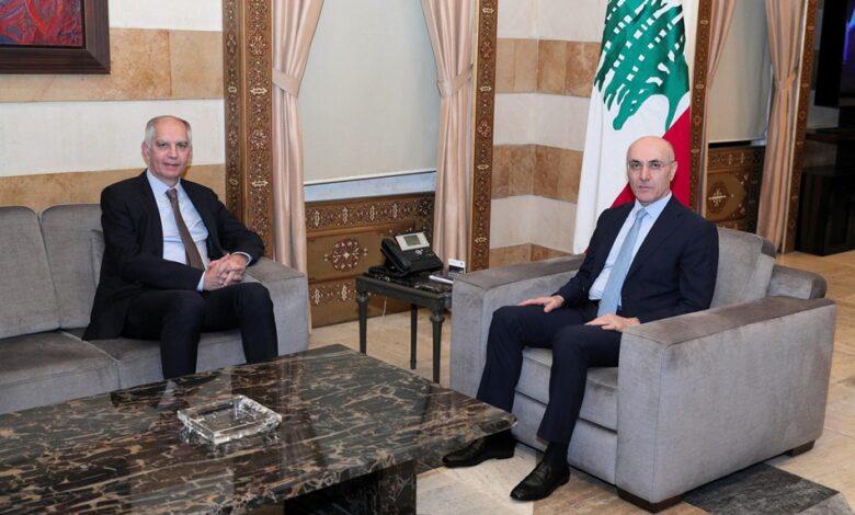 الوزير الحجار يستقبل السفير الفرنسي في مكتبه