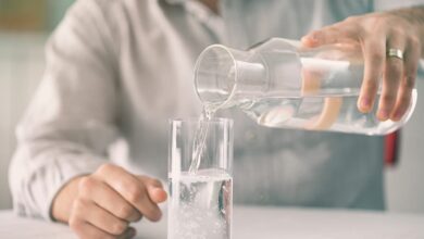 خرافة “ثمانية أكواب يوميا”.. كم من الماء يحتاج جسمك فعليا؟