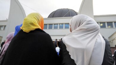 طرد تلميذة في فرنسا بسبب غطاء طبي يثير الجدل