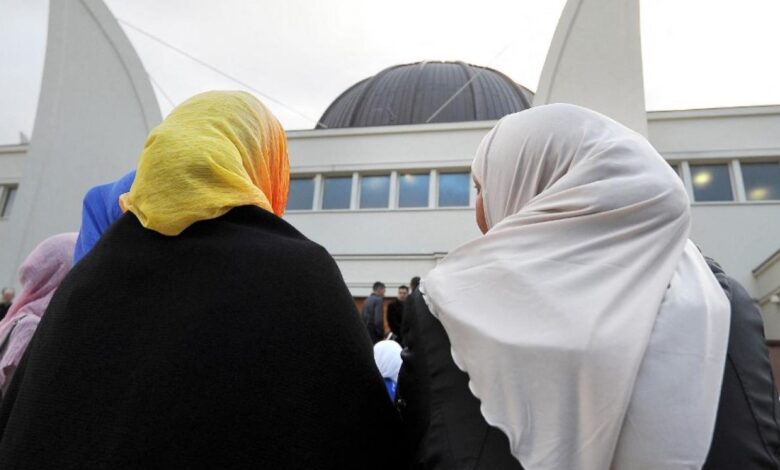 طرد تلميذة في فرنسا بسبب غطاء طبي يثير الجدل