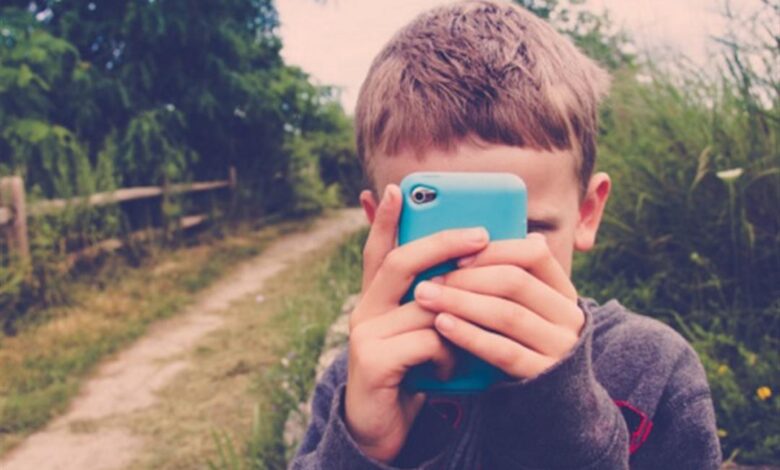 قبل إعطاء هاتف ذكي لطفلك.. عليك القيام بأمرين مهمين