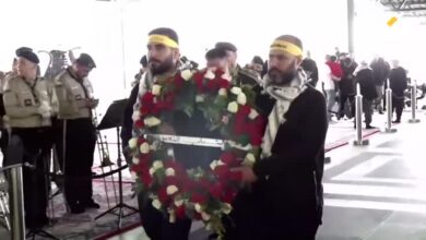 إحياء ذكرى تشييع السيد الأسمى بوضع إكليل من الورد على الضريح