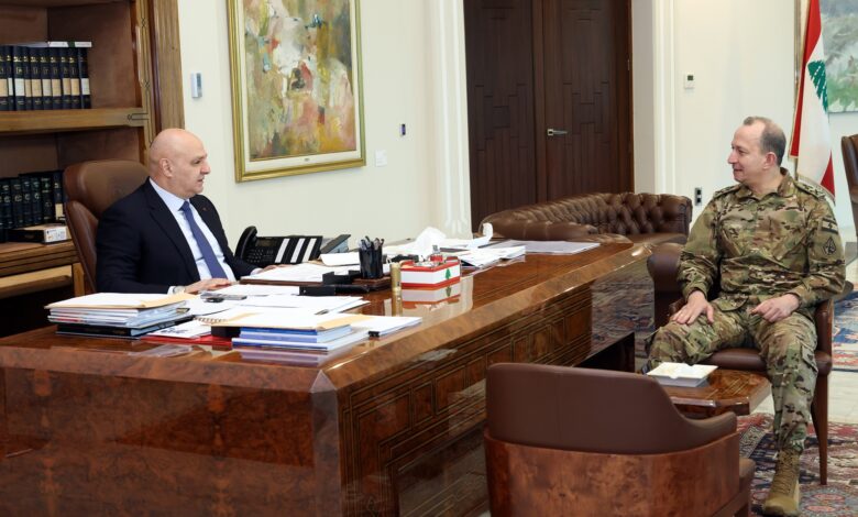الرئيس عون يستقبل قائد الجيش وحاكم مصرف لبنان