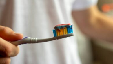 تنظيف الأسنان بطريقة خاطئة؟ 5 نصائح يقدمها خبير لتحسين نظافة الفم