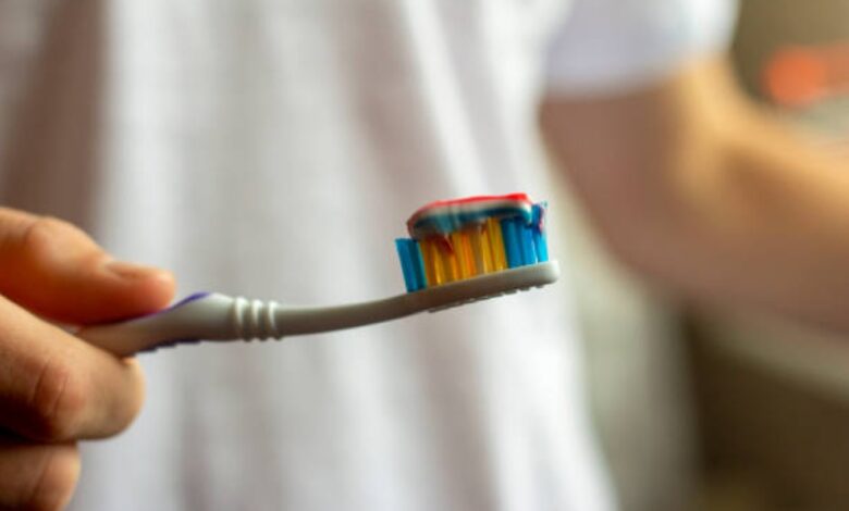 تنظيف الأسنان بطريقة خاطئة؟ 5 نصائح يقدمها خبير لتحسين نظافة الفم