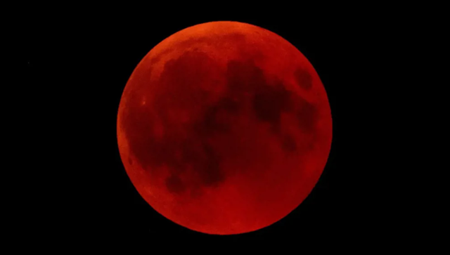 ظاهرة فلكية في آذار… العالم على موعد مع “القمر الدموي”