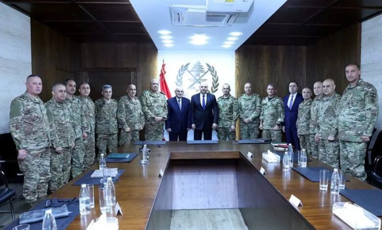 الرئيس عون بعد زيارة وزير الدفاع وقيادة الجيش في اليرزة: إذا تعرّض الجيش للاهتزاز فالوطن بأسره سيتعرّض للخطر وسأقف سدّاً منيعاً عند التعرّض لهذه المؤسسة العسكرية ومن هو على رأسها