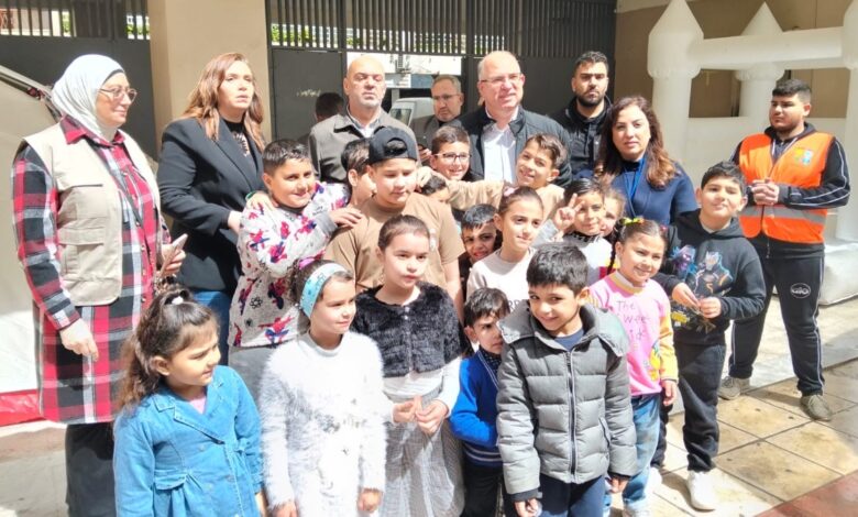 الوزير حيدر يجول على النازحين في بيروت