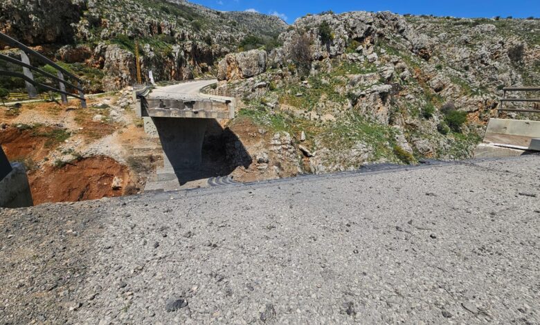 محلقة صهيونية فوق رؤؤس الصحافيين على جسر الدلافة