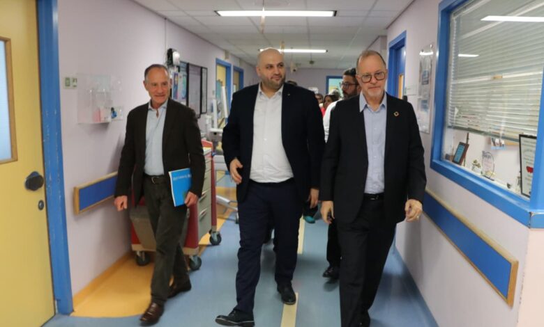 ناصر الدين يطلع على سير العمل في مركز طوارئ الصحة ويجول على مستشفيات الحريري والزهراء والجامعة الأميركية