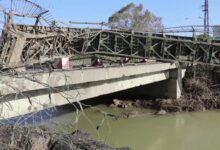 الدفاع المدني يبحث عن مفقودين تحت الجسر البحري في القاسمية والذي دمره العدوان