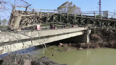 الدفاع المدني يبحث عن مفقودين تحت الجسر البحري في القاسمية والذي دمره العدوان