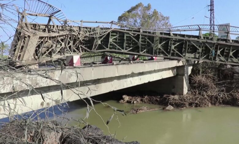 الدفاع المدني يبحث عن مفقودين تحت الجسر البحري في القاسمية والذي دمره العدوان