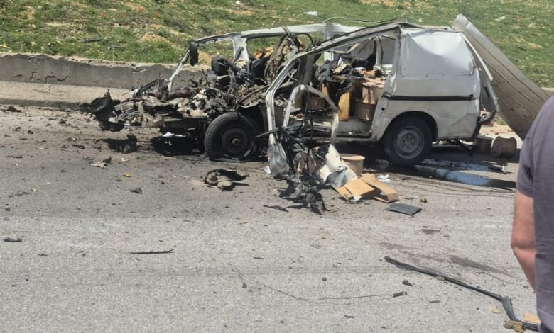 الطيران المسير المعادي استهدف باصا صغيرا على طريق ضهر البيدر