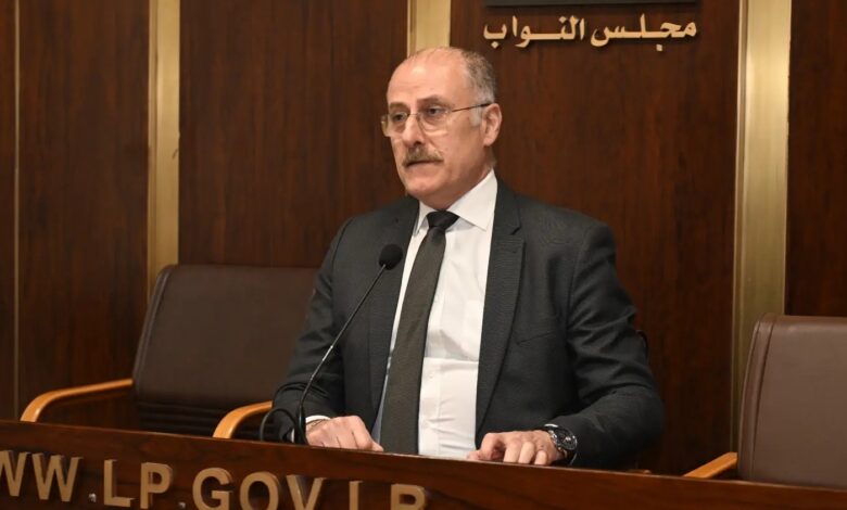 النائب عبدالله يوجه سؤالاً للحكومة بشأن التقصير في دعم البلديات المتضررة من النزوح جراء العدوان الإسرائيلي