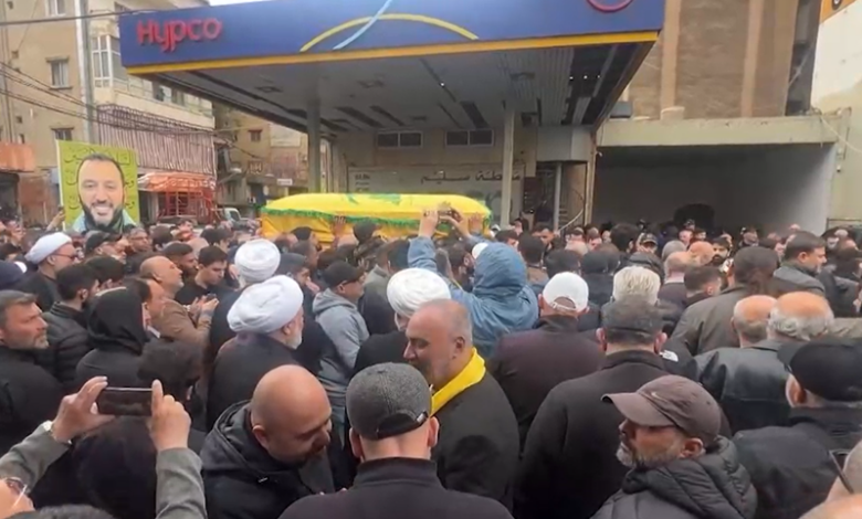 تقرير مصور | تشييع حاشد في الغبيري للشهيد القارئ ناعي الشهداء يحيى حدرج في جبانة هونين