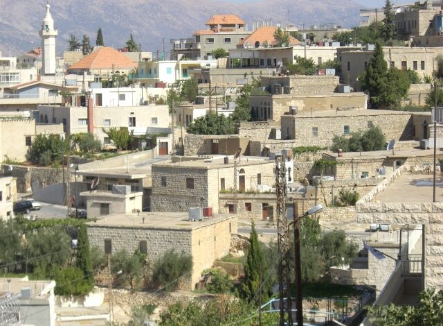 اعتصام للنازحين في مدرسة بعلول الرسمية احتجاجاً على تردي الخدمات وسوء الوجبات الغذائية