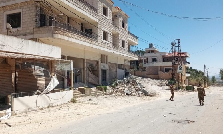 بالصور| قوة من الجيش اللبناني وفوج الهندسة تعمل حاليا على تأمين الطريق الذي يربط دبين بمرجعيون وابل السقي والخيام
