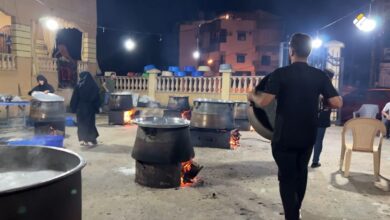 تقرير مصور | الهريسة العاشورائية… تقليدٌ متجذّر في الجنوب يجسّد روح العطاء والوفاء للإمام الحسين (ع)