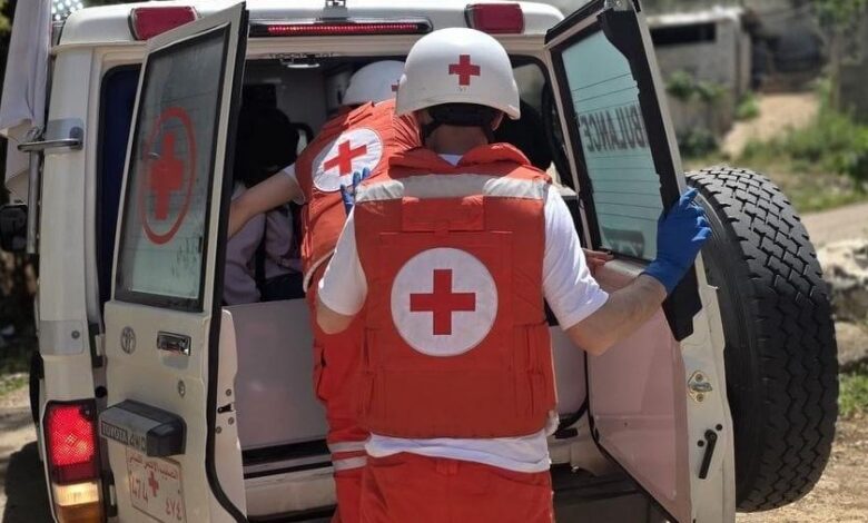 الصليب الأحمر بمؤازرة قوة من الجيش اللبناني يسحب جثمان الشاب شادي الدرويش على طريق المنصوري – البياضة صباح اليوم